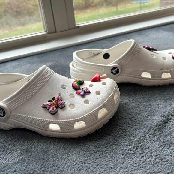 White Crocs w Jibitz Size 6M 8W GUC - Picture 5 of 6